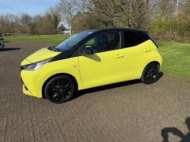 Used Toyota Aygo X-cite 68 HP (50 kW) 2016 Yellow Hatchback