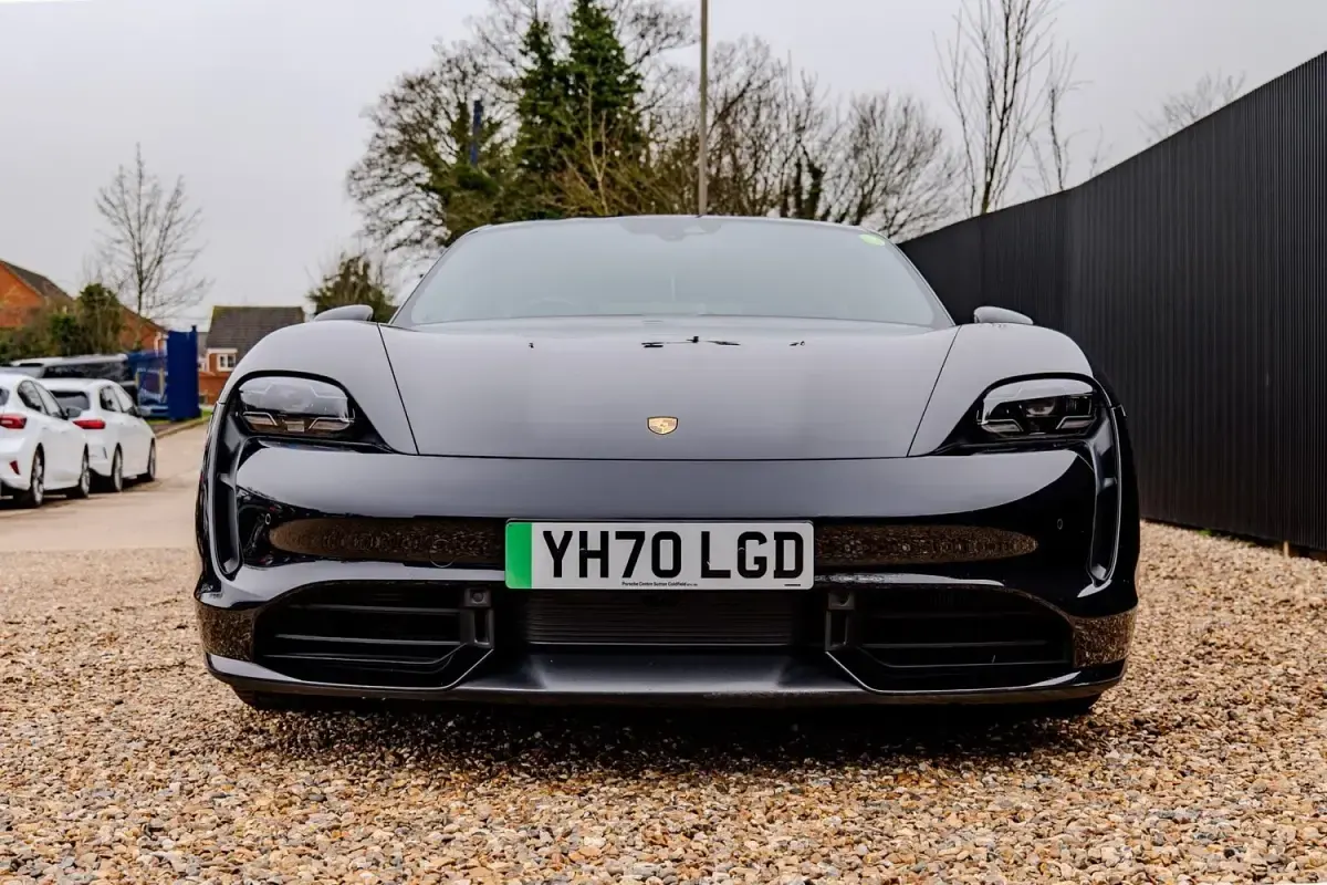 Usado Porsche Taycan Performance Package 500 kW (680 CV) 2020 Negro Berlina