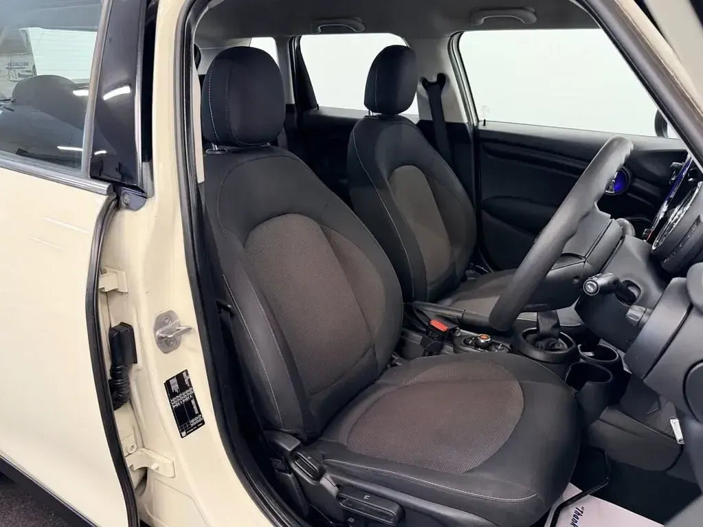Usado Mini Cooper Classic 135 HP (99 kW) 2019 Branco Citadino