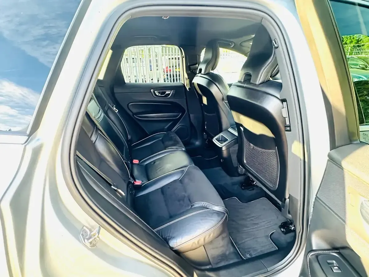 Used Volvo XC60 R-Design 235 HP (172 kW) 2018 Silver SUV
