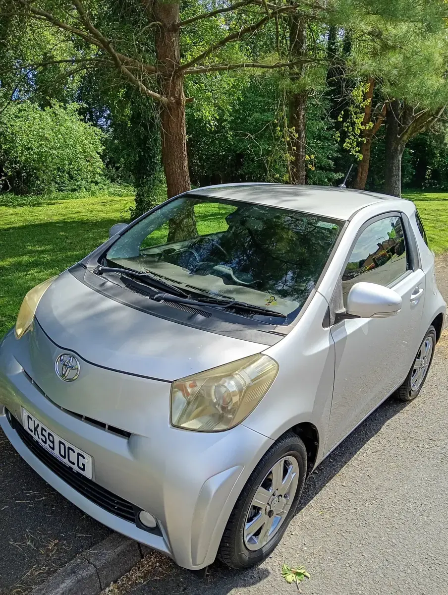 Usado Toyota iQ 68 HP (50 kW) 2009 Prateado Citadino