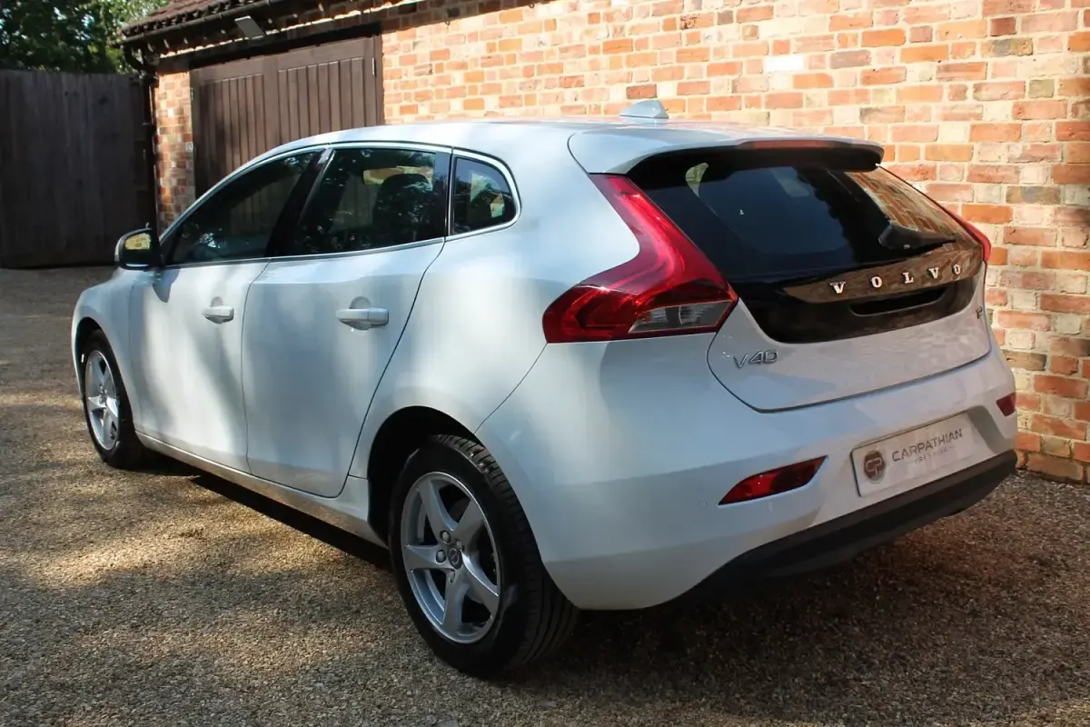 Used Volvo V40 2016 White Hatchback