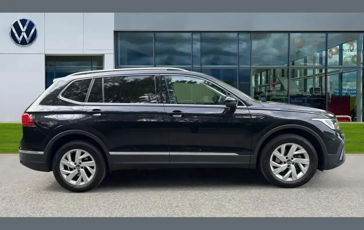 Used VW Tiguan Allspace Life 150 HP (110 kW) 2024 Black SUV