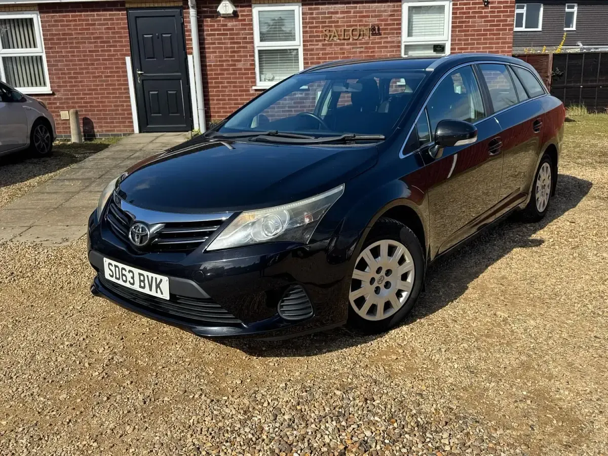 Used Toyota Avensis Active 126 HP (92 kW) 2013 Black Estate