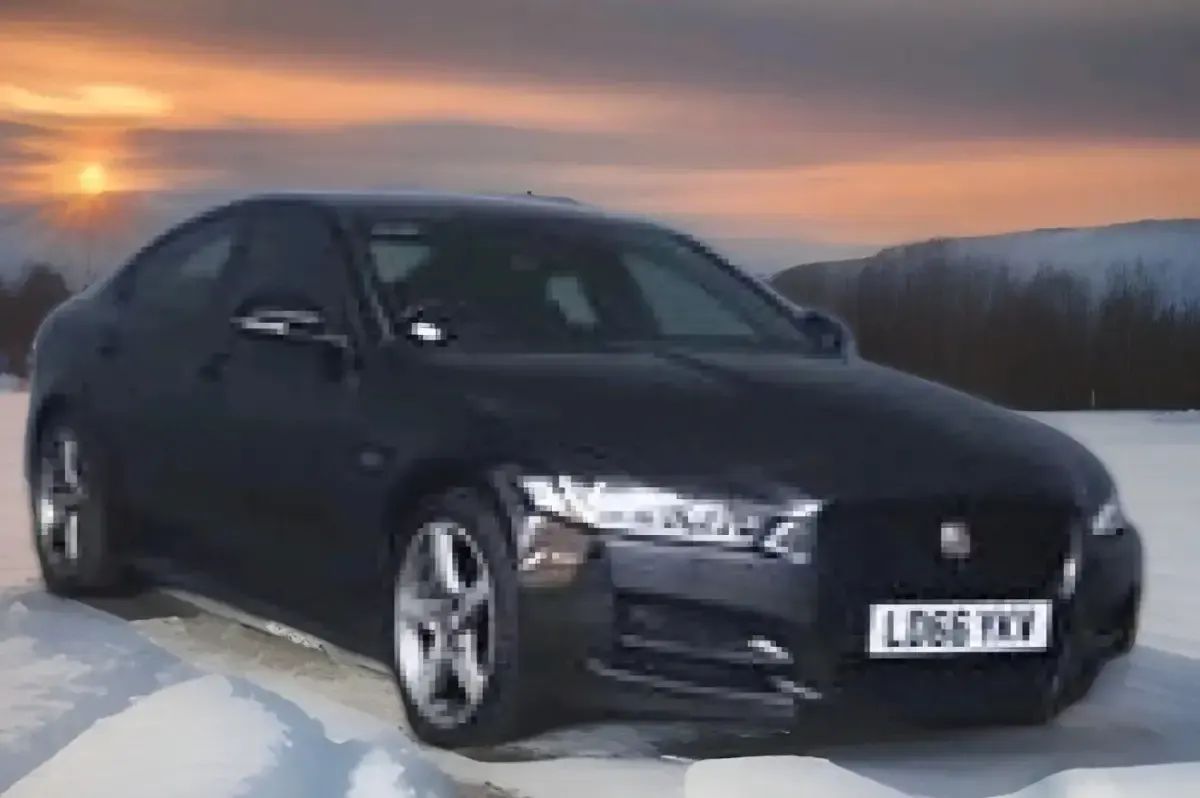 Used Jaguar XE R-Sport 180 HP (132 kW) 2016 Black Sedan