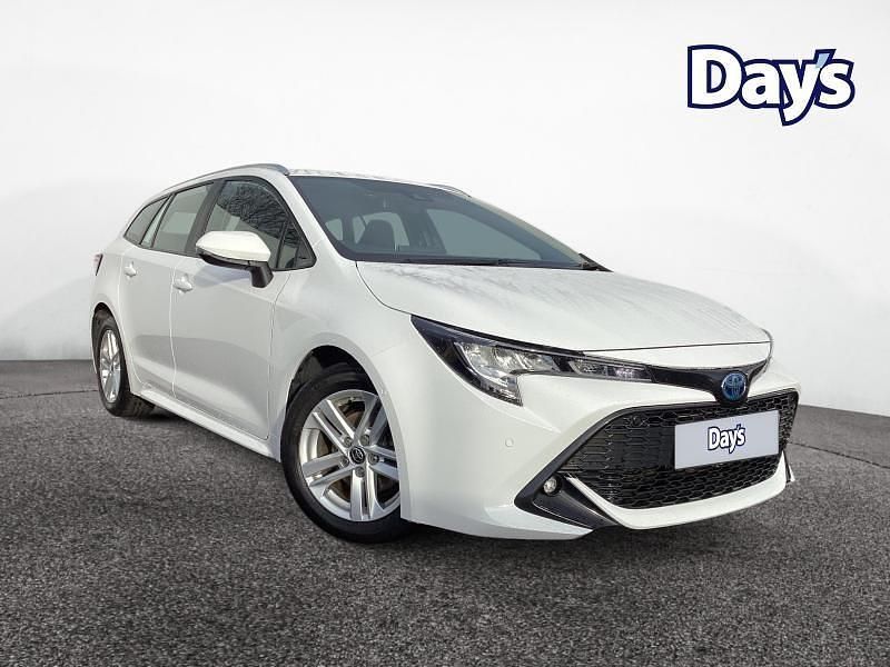 White Used 2022 Toyota Corolla Estate | £17,390 (Good price) - Image 1/4