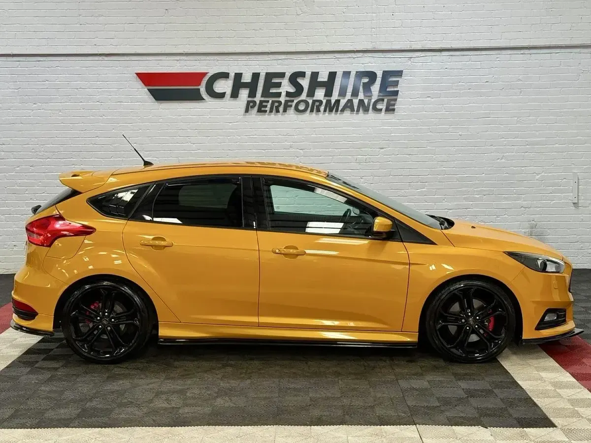 Used Ford Focus Style 247 HP (181 kW) 2016 Orange Hatchback