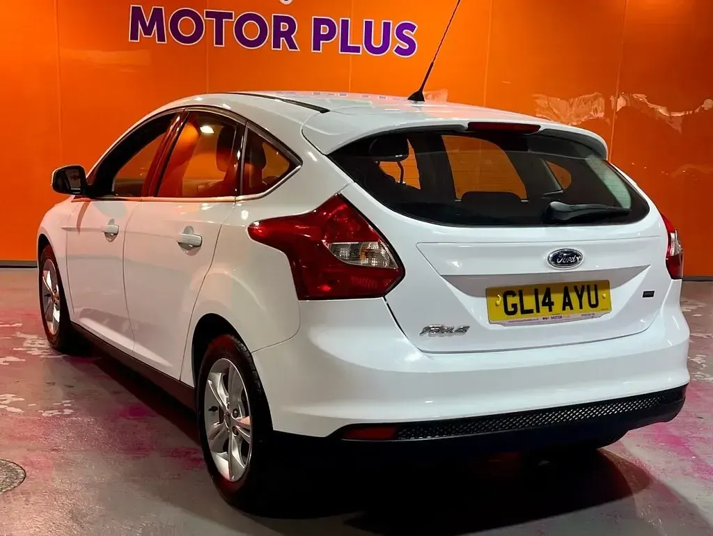 Used Ford Focus Zetec 115 HP (84 kW) 2014 White Hatchback