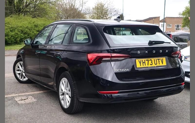 Begagnad Skoda Octavia SE Technology 200 HK (147 kW) 2023 Svart Kombi