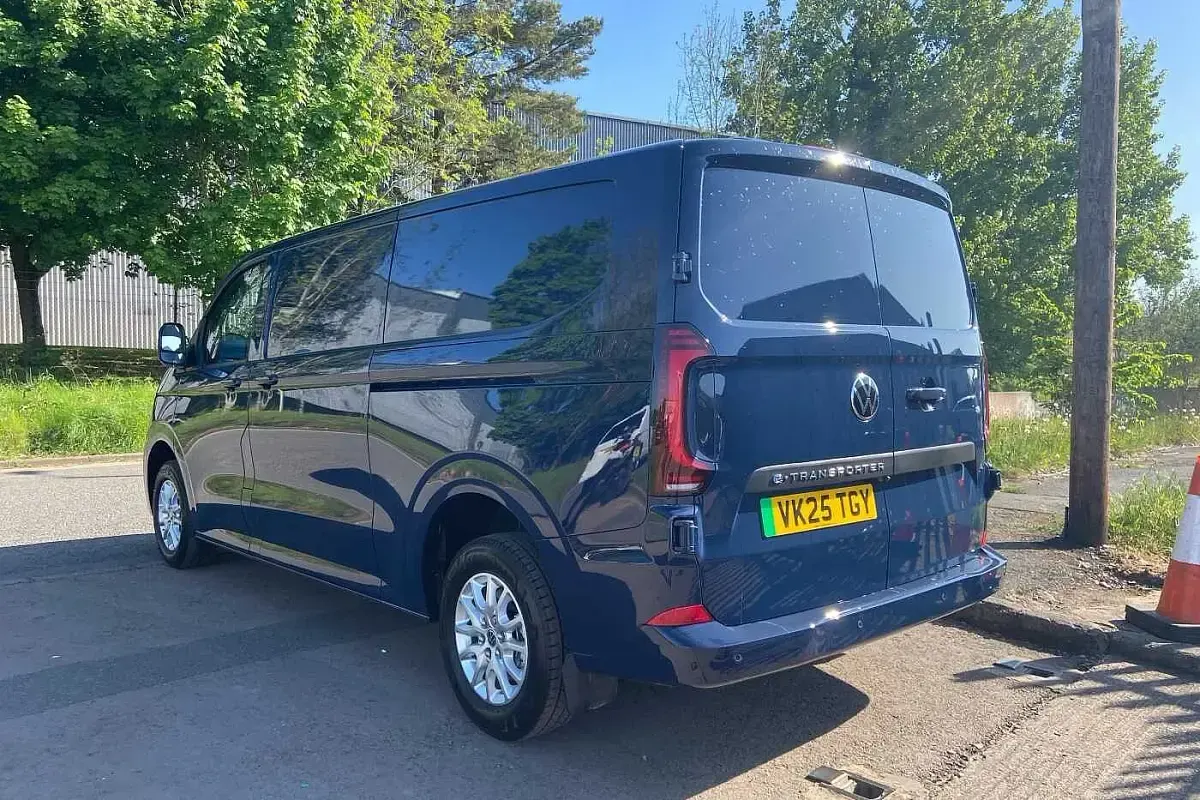 Used VW Transporter Pro 100 kW (136 HP) 2025 Mauve/purple Van