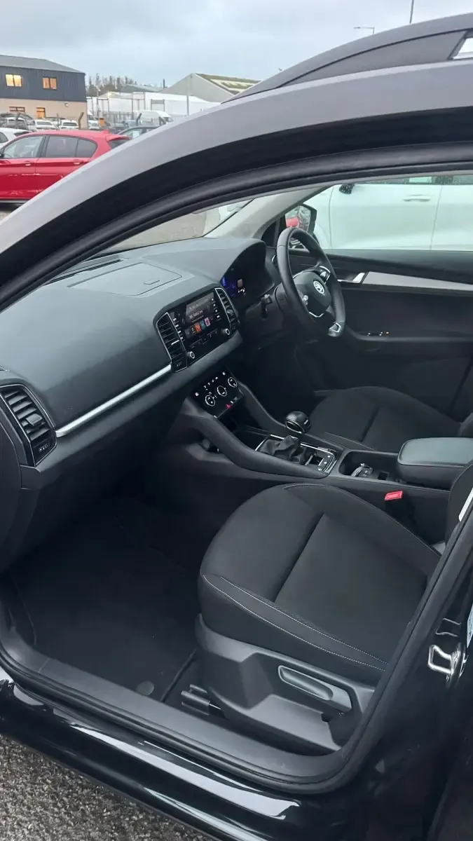 Usado Skoda Karoq SE Drive 114 HP (83 kW) 2023 Preto SUV
