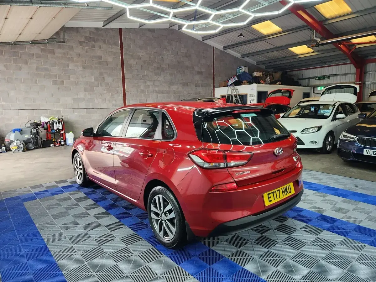 Used Hyundai i30 SE 140 HP (102 kW) 2017 Red Hatchback