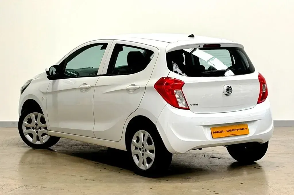 Used Vauxhall Viva 75 HP (55 kW) 2015 White Hatchback
