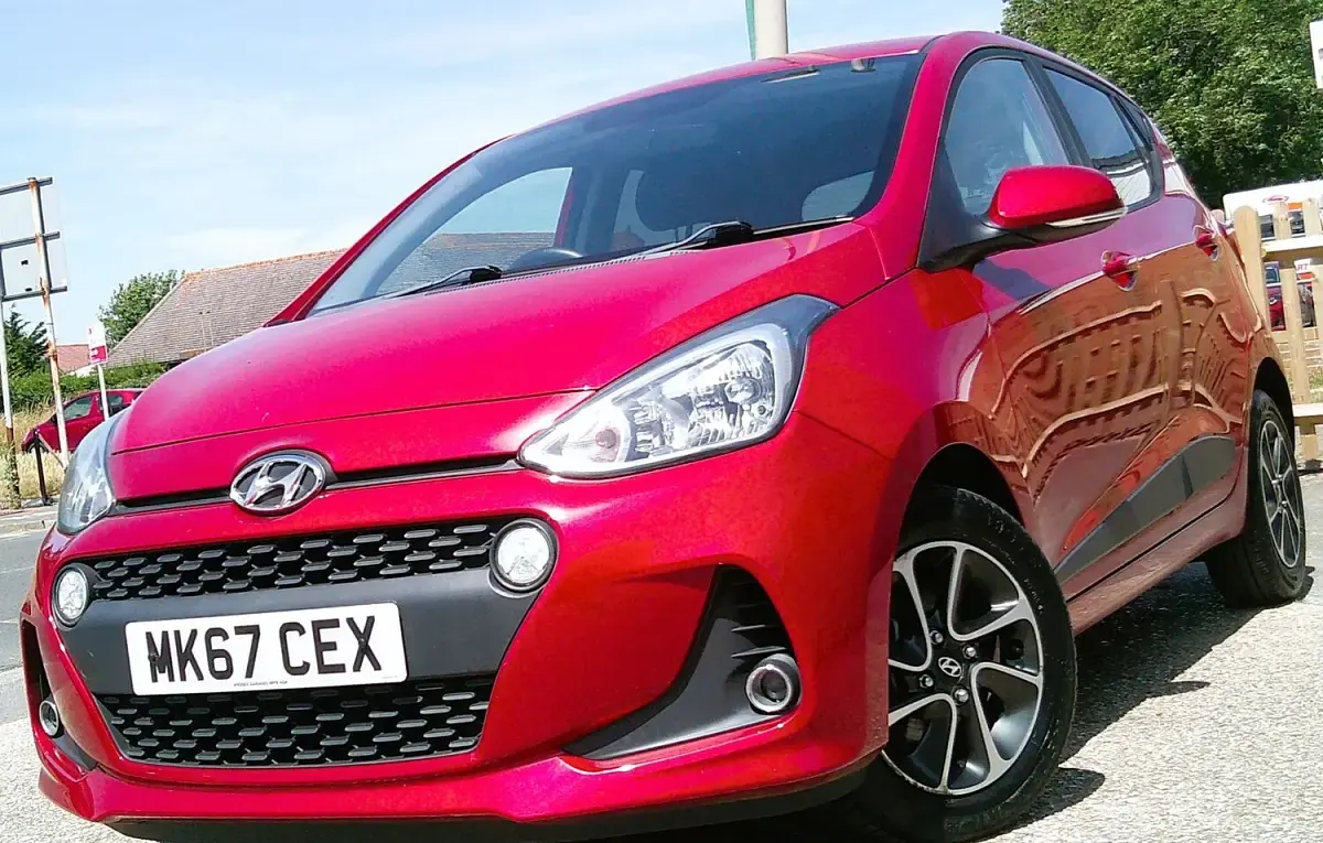 Used Hyundai i10 Premium 66 HP (48 kW) 2017 Red Hatchback