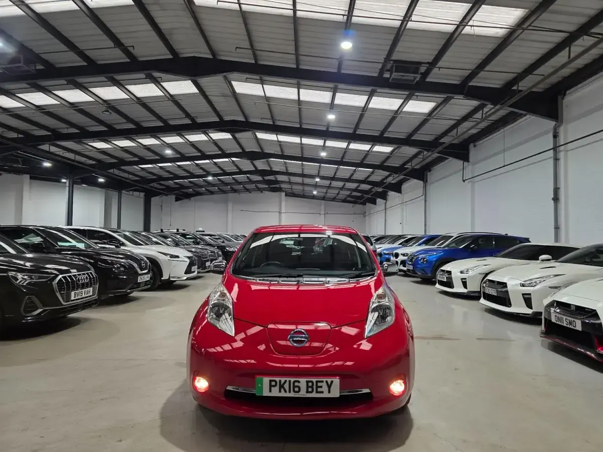 Begagnad Nissan Leaf Acenta 80 kW (109 HK) 2016 Röd Halvkombi