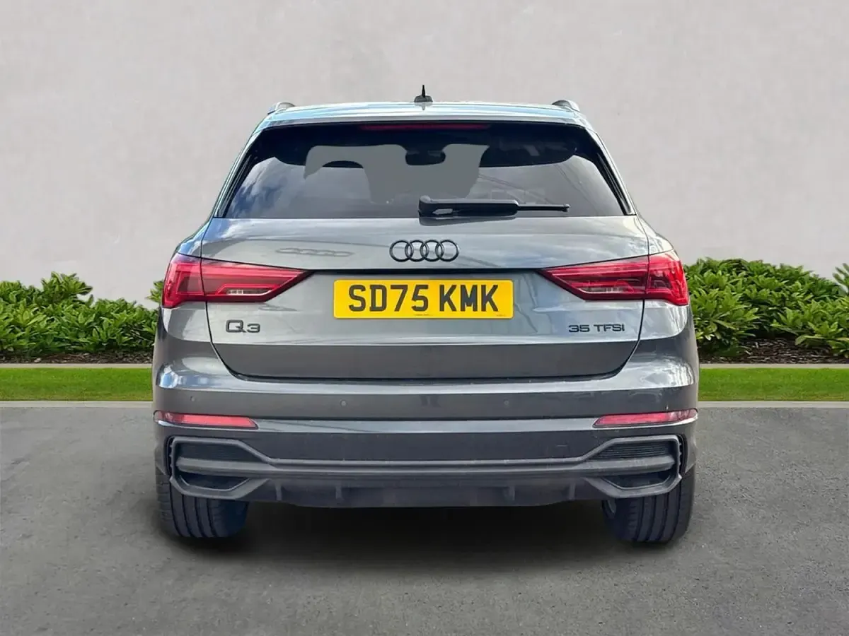 Usado Audi Q3 Black Edition 150 CV (110 kW) 2025 Gris SUV