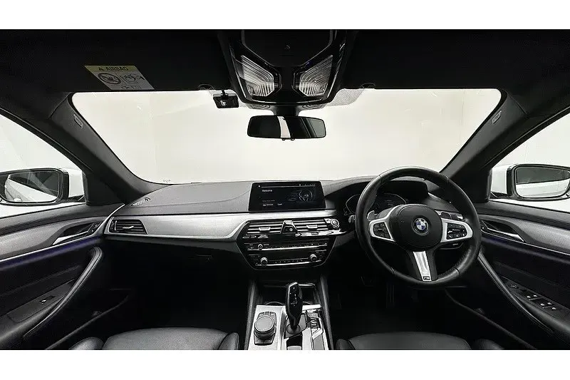 Używany BMW 520 M Sport 190 KM (139 kW) 2020 Biały Sedan/Limuzyna