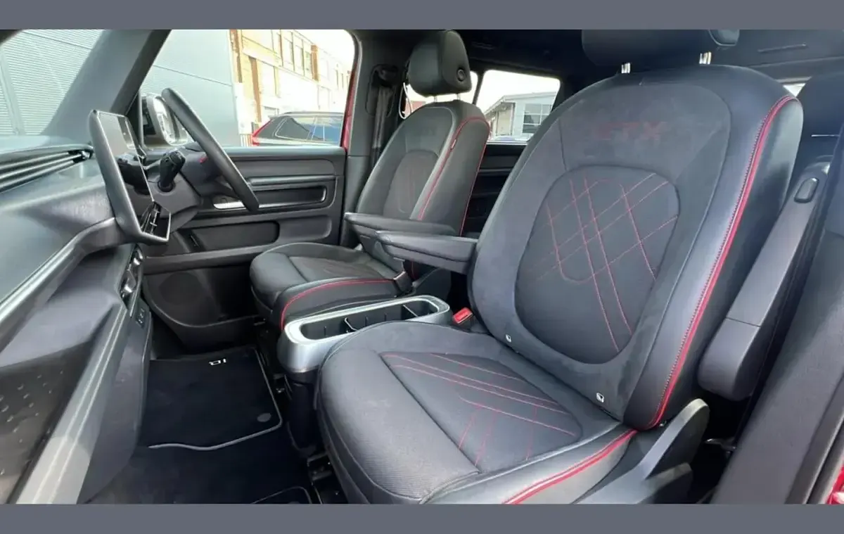 Begagnad VW ID. Buzz GTX 250 kW (340 HK) 2025 Röd Minibuss