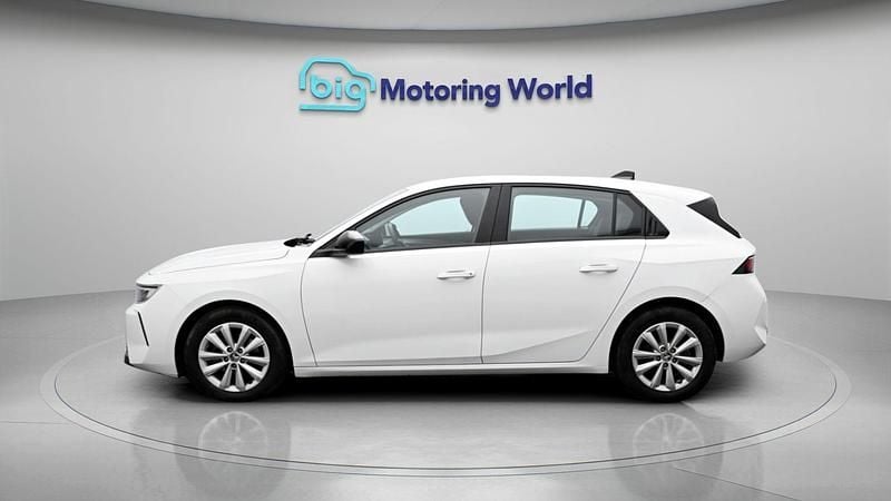 Used Vauxhall Astra Design Edition 129 HP (94 kW) 2022 White Hatchback