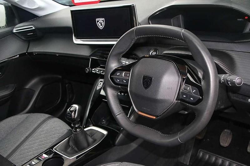 Used Peugeot 208 Allure 101 HP (74 kW) 2025 Yellow Hatchback