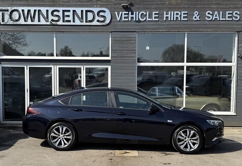 Used Vauxhall Insignia Design Edition 2017 Blue Hatchback
