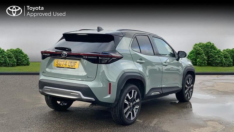 Used Toyota Yaris Hybrid Edition 130 HP (95 kW) 2024 Urban khaki bitone SUV