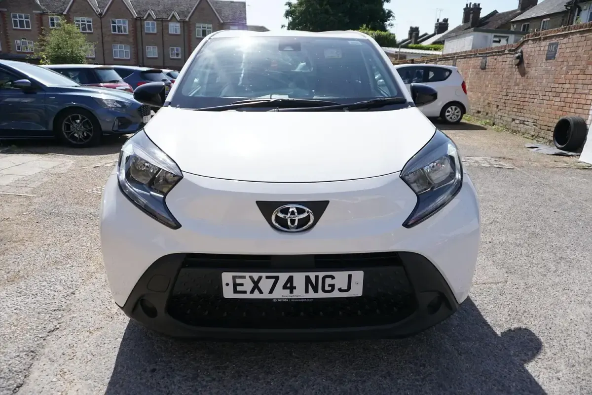 Used Toyota Aygo X PURE 72 HP (52 kW) 2024 White SUV