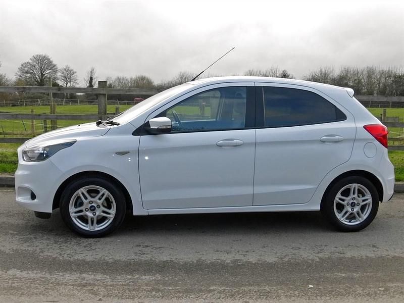 Used Ford Ka Plus Zetec 85 HP (62 kW) 2016 White Hatchback
