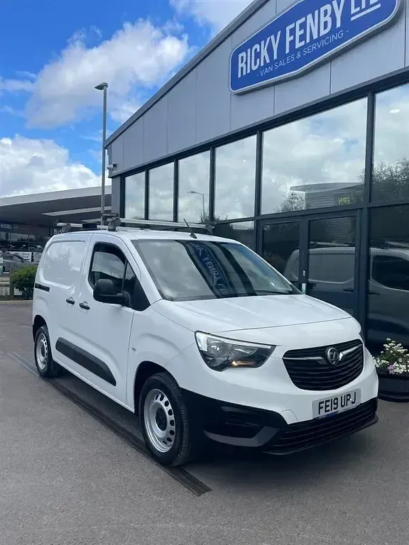 Used Vauxhall Combo Edition 100 HP (73 kW) 2019 White MPV