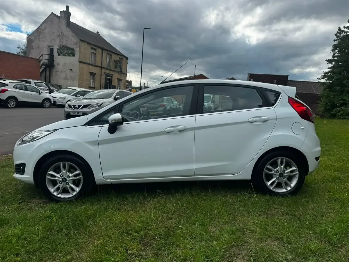 Used Ford Fiesta Zetec 99 HP (72 kW) 2017 White Hatchback