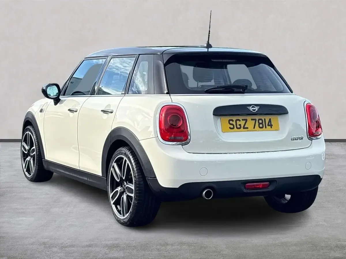 Usado Mini Cooper Classic 136 HP (100 kW) 2020 Branco Citadino