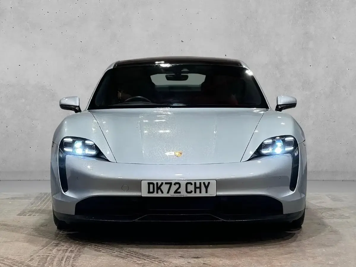 Begagnad Porsche Taycan 419 kW (571 HK) 2022 Silver Sedan