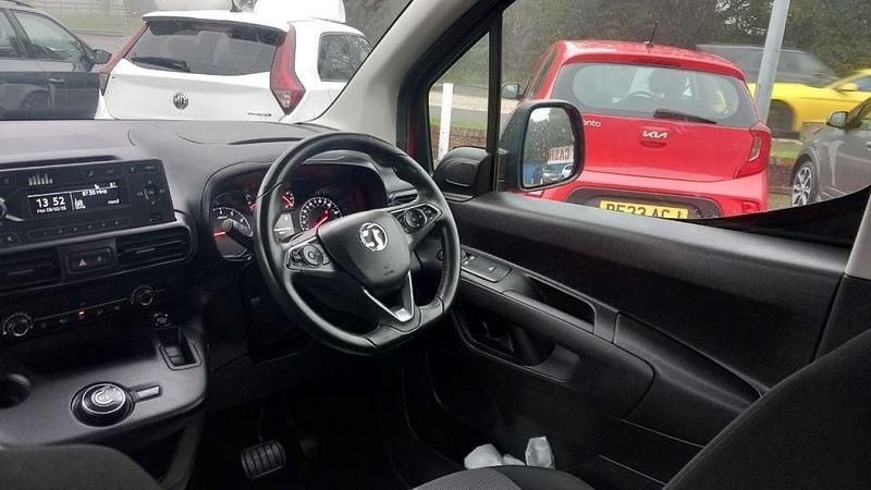 Used Vauxhall Combo Design Edition 130 HP (95 kW) 2019 Red MPV