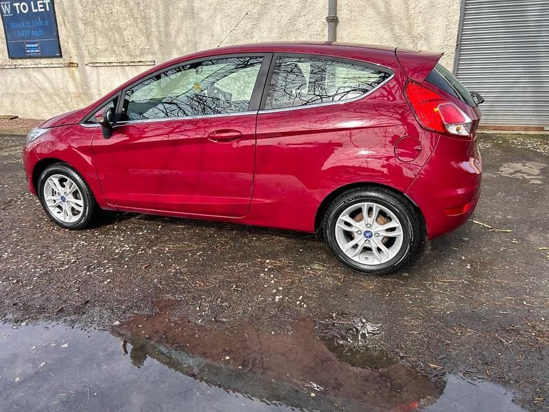 Used Ford Fiesta Zetec 82 HP (60 kW) 2015 Red Hatchback