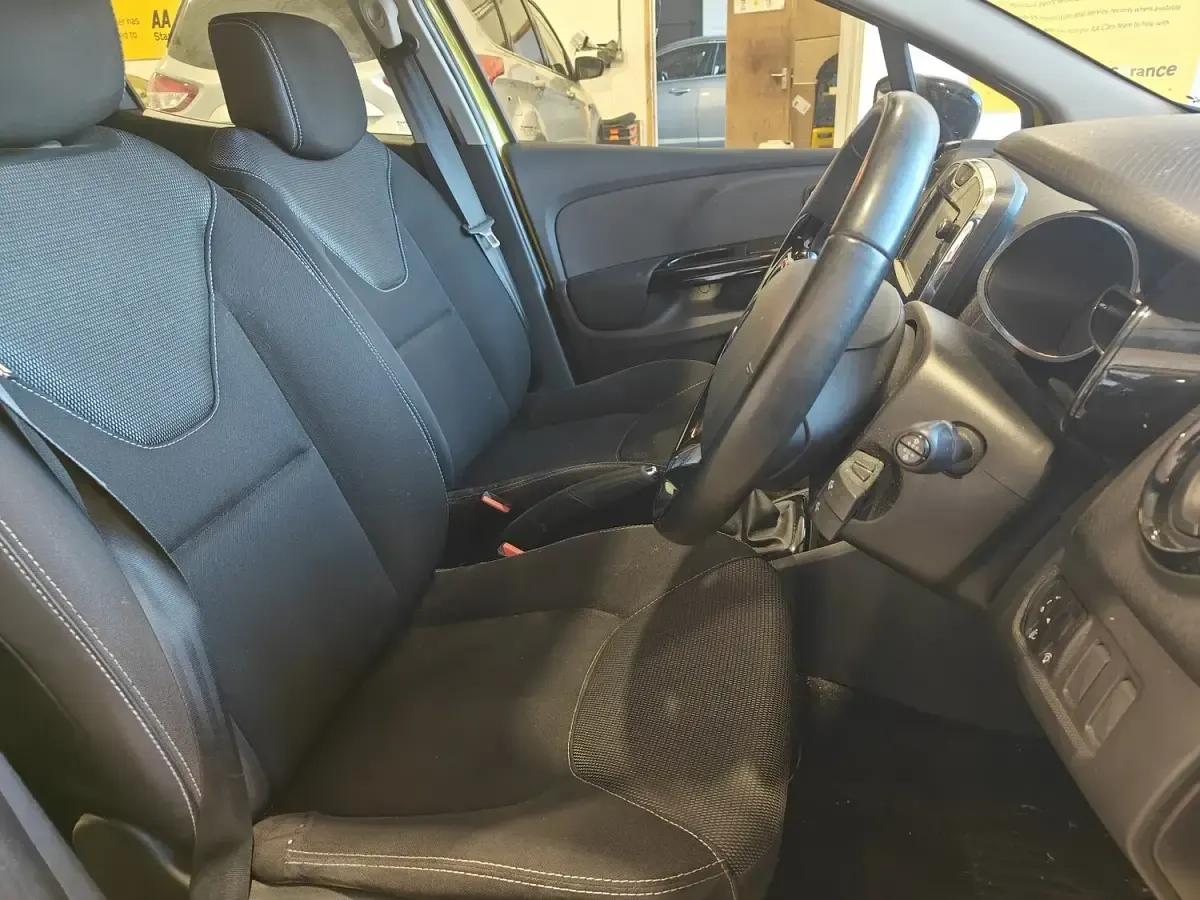 Used Renault Clio Dynamique 75 HP (55 kW) 2015 Yellow Hatchback