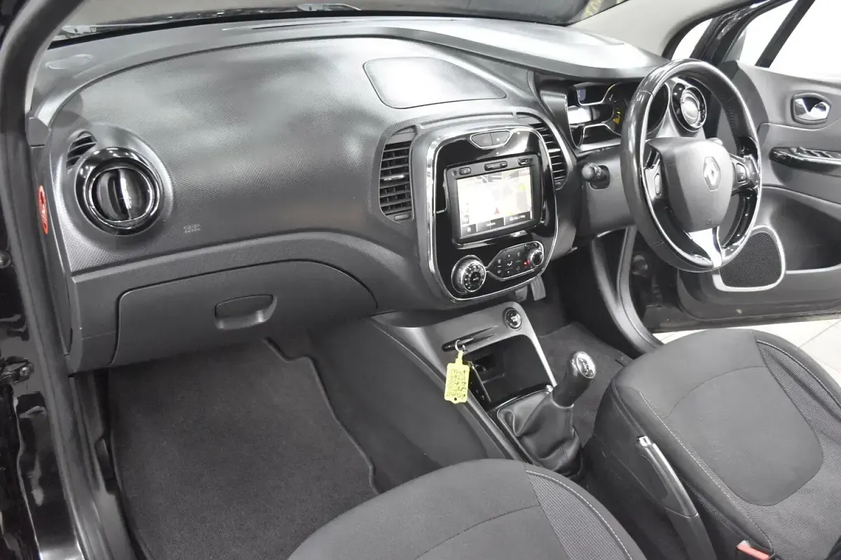 Used Renault Captur Dynamique 90 HP (66 kW) 2014 Black/cream SUV