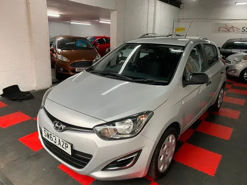 Used Hyundai i20 Classic 85 HP (62 kW) 2013 Silver Hatchback