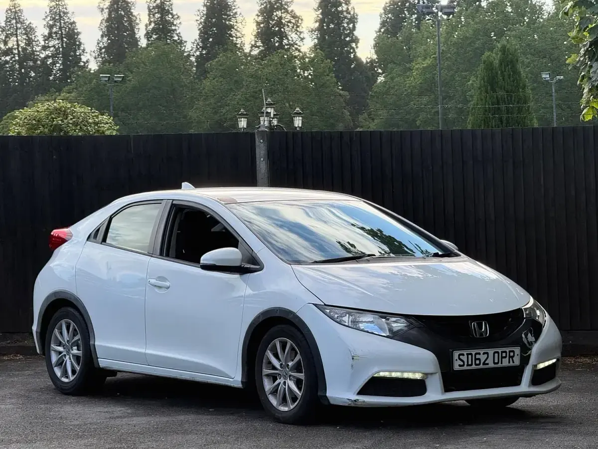 Used Honda Civic SE 100 HP (73 kW) 2012 White Hatchback