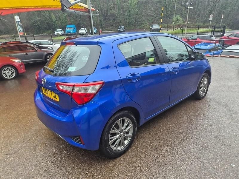 Used Toyota Yaris 69 HP (50 kW) 2017 Blue Hatchback