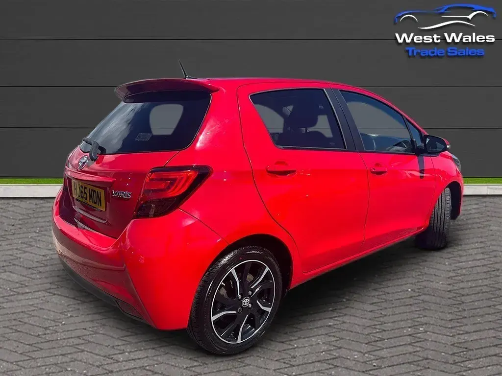 Used Toyota Yaris Sport 99 HP (72 kW) 2015 Red Hatchback