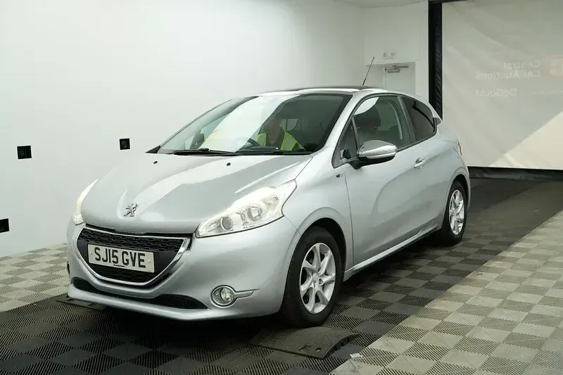 Used Peugeot 208 Style 68 HP (50 kW) 2015 Silver Hatchback