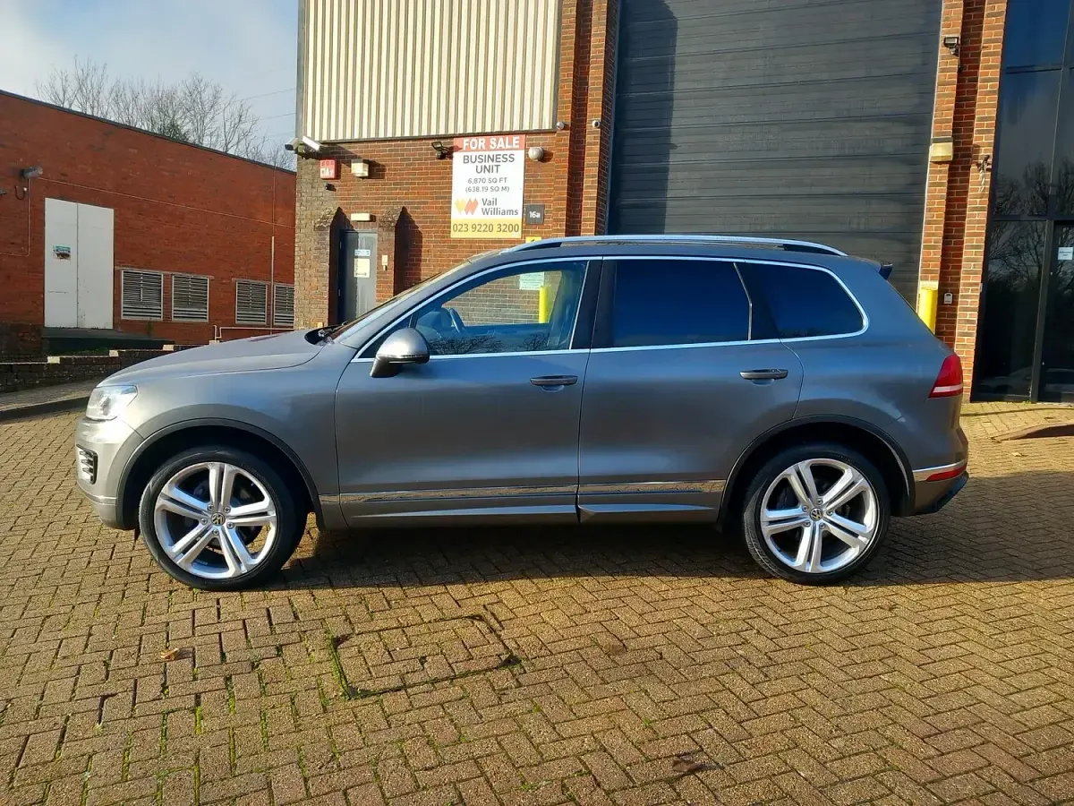 Begagnad VW Touareg R-line 262 HK (192 kW) 2015 Grå SUV