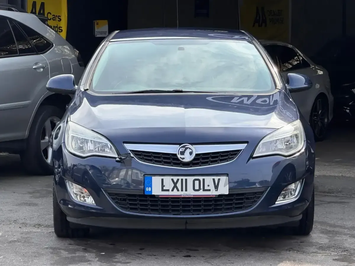 Second-hand Vauxhall Astra 115 CP (84 kW) 2011 Albastru Hatchback