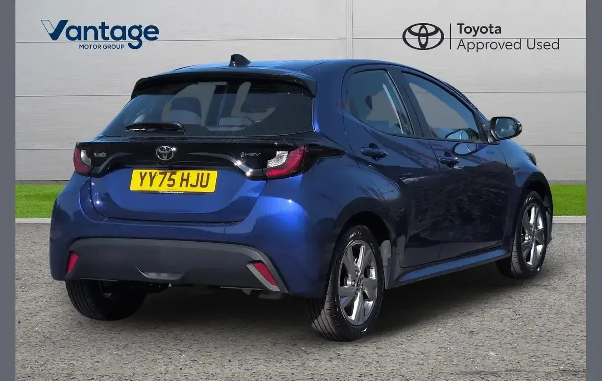 Used Toyota Yaris 113 HP (83 kW) 2026 Blue Hatchback
