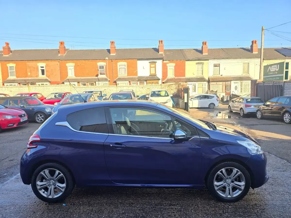 Used Peugeot 208 Allure 95 HP (69 kW) 2013 Blue Hatchback