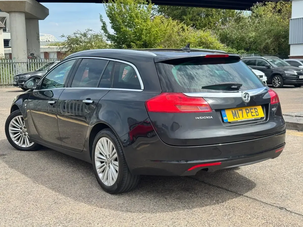 Used Vauxhall Insignia 160 HP (117 kW) 2011 Black Estate