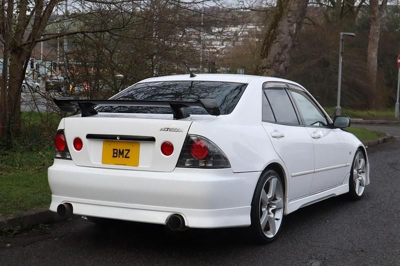 Used Toyota Altezza Edition 2000 White Sedan