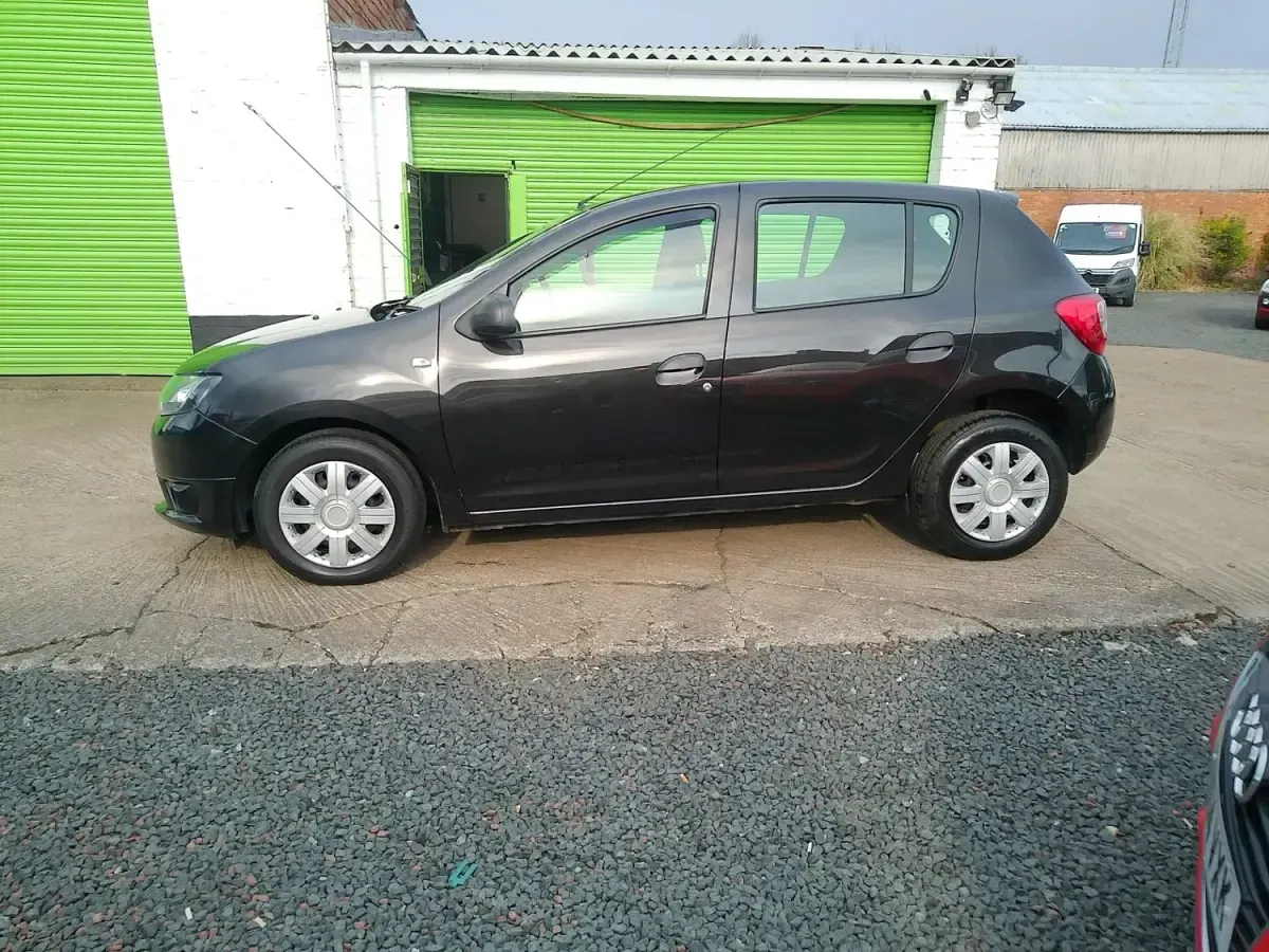 Usado Dacia Sandero Ambiance 73 CV (53 kW) 2015 Negro Utilitario