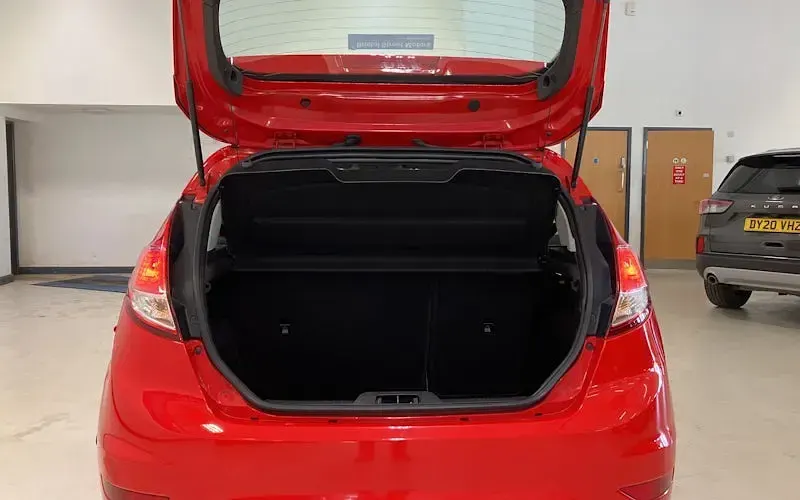 Used Ford Fiesta Zetec 101 HP (74 kW) 2016 Red Hatchback