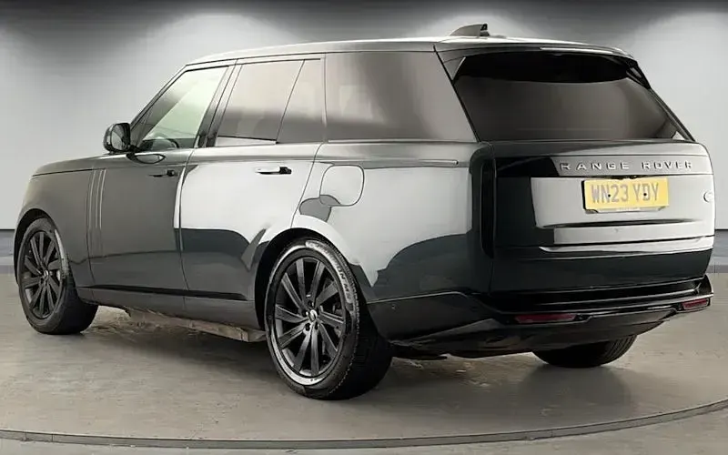 Used Land Rover Range Rover SE 441 HP (324 kW) 2023 Belgravia green (1dv) SUV